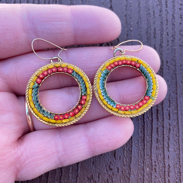 Vintage Schmuck Wunderschöne italienische Italien Micro Mosaik Blumen durchbohrt Hoop baumeln Ohrringe