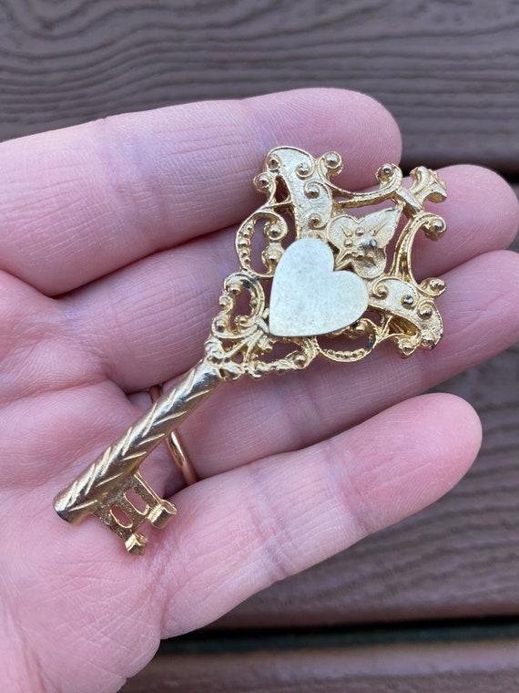 Vintage Jewelry Beautiful Gold Tone Engravable Key