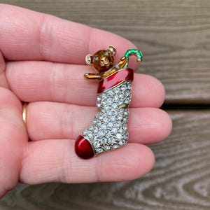 Vintage Schmuck signiert Carolee Schöne Emaille und Strass Weihnachtsstrumpf mit Teddybär Anstecknadel Brosche