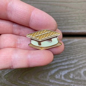 Vintage Jewelry Adorable Enamel Summer S’more Pin Brooch