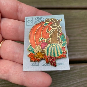 Broche vintage con diseño de pez y corona, con esmalte cloisonné, calabaza otoñal, cosecha de verduras, nuevo en caja.