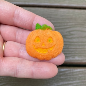 Vintage Jewelry Adorable Fuzzy Flocked Jack O’Lantern Pumpkin Halloween Pin Brooch
