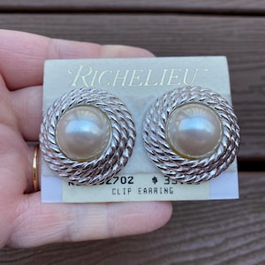 Hermosos aretes de clip vintage con perla Richelieu y tono plateado, nuevos en caja
