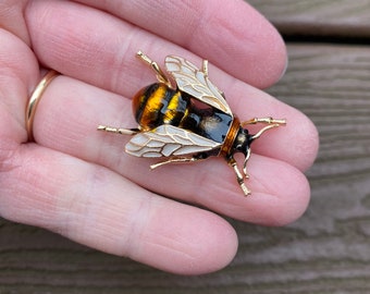 Vintage Jewelry Beautifully Detailed Realistic Enamel Bee Pin Brooch