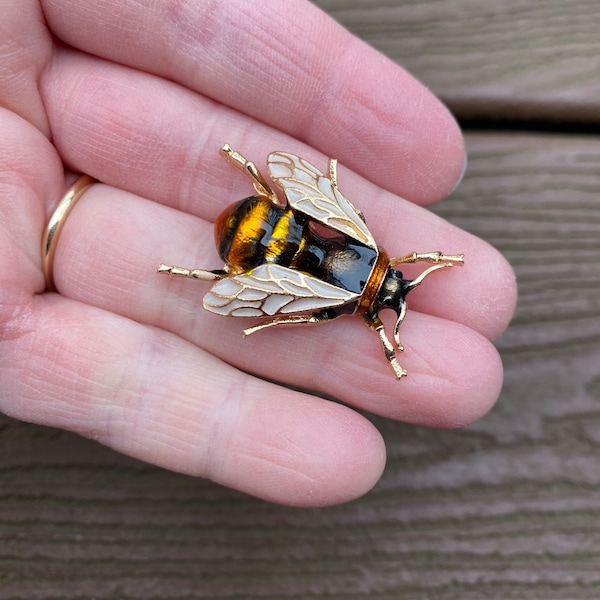 Broche de abeja esmaltada realista con hermosos detalles de joyería vintage