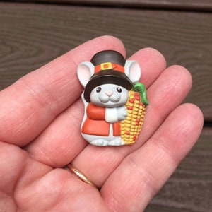 Vintage Jewelry Adorable Hallmark Fall Autumn Thanksgiving Pilgrim Mouse with Corn Pin Brooch
