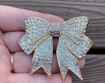 Vintage smycken vacker brosch med strass och guldfärgad rosett