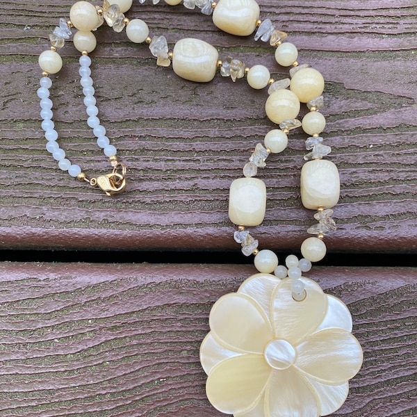 Vintage Jewelry Signed LS Lee Sands Gorgeous Buttery Yellow Mother of Pearl Flower Necklace