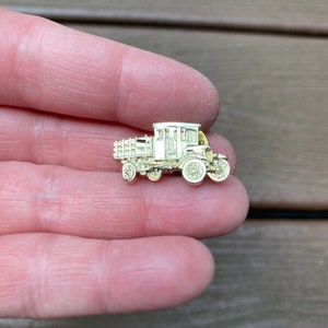 Vintage Jewelry Beautiful Gold Tone Old Fashioned Pick Up Truck Tie Tack Pin Brooch