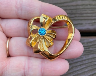 Broche Vintage AVON En Forme De Fleur Striée Relief - Couleur Or, état Impeccable