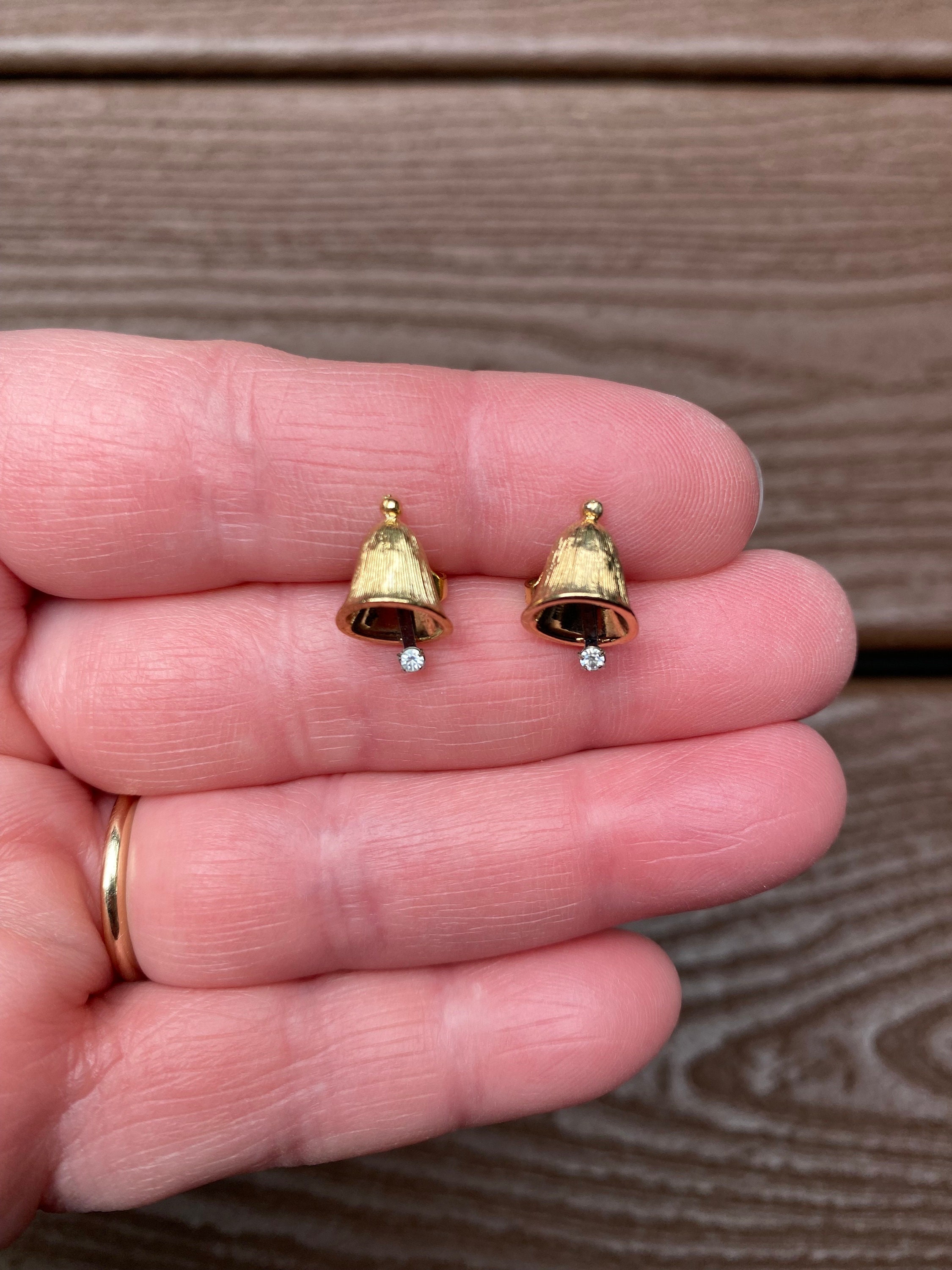 Adorables pendientes de campana con diamantes de imitación y tono dorado de Avon, joyería vintage firmada