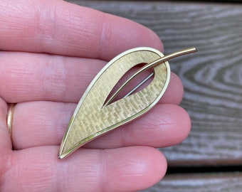Vintage Jewelry Signed Krementz Beautiful Gold Tone Leaf Pin Brooch