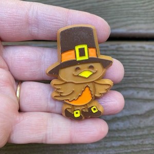 Vintage Jewelry Adorable Hallmark Thanksgiving Pilgrim Bird Pin Brooch