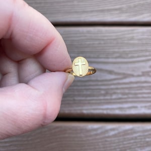 Op de afbeelding: Een rustiek houten bord met de tekst "Welcome to our home" in witte letters. Het bord heeft een verweerde afwerking en een eenvoudig, uitnodigend ontwerp, perfect voor een veranda of entree.