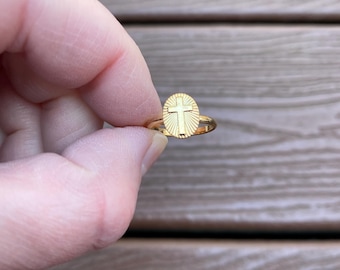Anillo ajustable con cruz de tono dorado, joyería vintage.