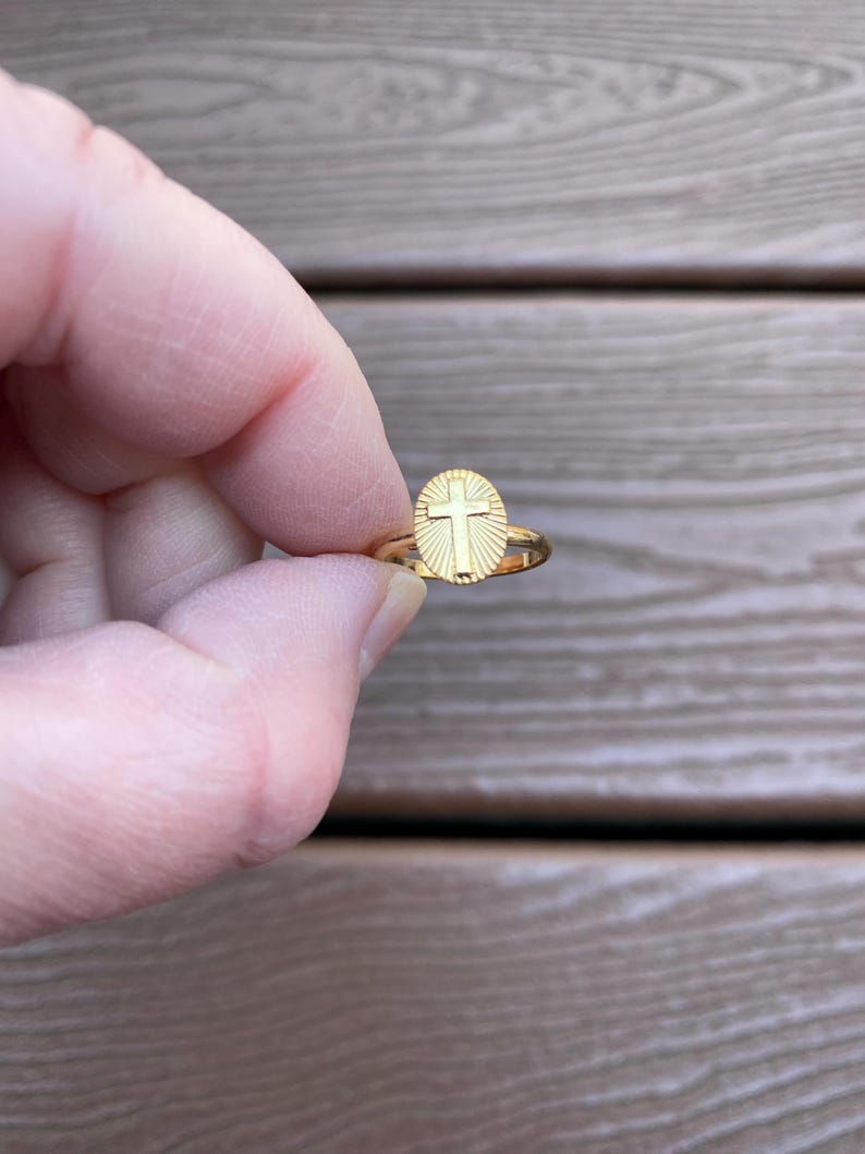 Op de afbeelding: Een rustiek houten bord met de tekst "Welcome to our home" in witte letters. Het bord heeft een verweerde afwerking en een eenvoudig, uitnodigend ontwerp, perfect voor een veranda of entree.