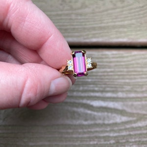Hermoso anillo ajustable con diamantes de imitación morados, de la década de 1970, firmado por Avon.