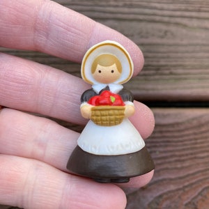 Vintage Jewelry Adorable Hallmark Fall Autumn Thanksgiving Pilgrim Girl with Basket of Apples Pin Brooch