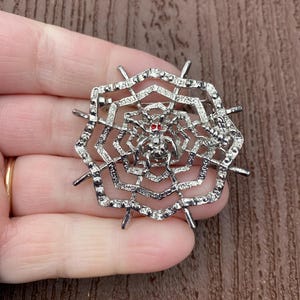Vintage Jewelry Lovely Silver Tone Spider with Fly Trapped in Web Pin Brooch