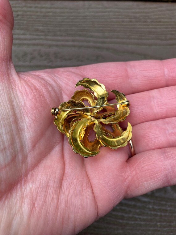 Broche Ancienne Damasquinée Or De Tolède - Fleur Avec Perle Nacrée - État Parfait