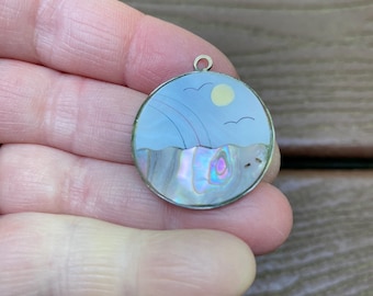 Vintage Jewelry Absolutely Beautiful Mother of Pearl Abalone Paua Shell Rainbow Seagulls Sun Beach Scene Pendant for Necklace