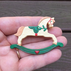 Broche de caballo balancín navideño adorable con sello distintivo y joyería vintage firmada