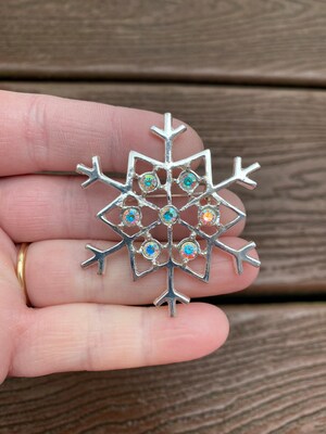 Broche De Noël Flocon De Neige Strass - Décorations Vêtements Chapeau Écharpe, Or Ou Argent, Boîte Cadeau
