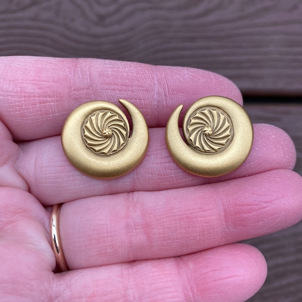 Vintage Jewelry Signed Hermitage Beautiful Gold Tone Nautilus Shell Museum Pierced Earrings
