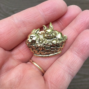 Vintage Jewelry Signed Avon Adorable Basket of Bunny Rabbits Bunnies Pin Brooch