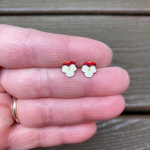 Vintage Schmuck Entzückende Emaille Stiefmütterchen Blume Ohrringe