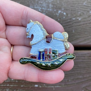 Broche con forma de caballo balancín vintage, adorable y navideño, firmado por LF