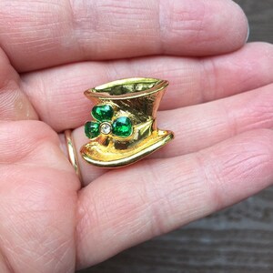 Vintage Jewelry Signed Avon Adorable St. Patrick&#39;s Day Irish Leprechaun Hat with Shamrock Tie Tack Pin Brooch