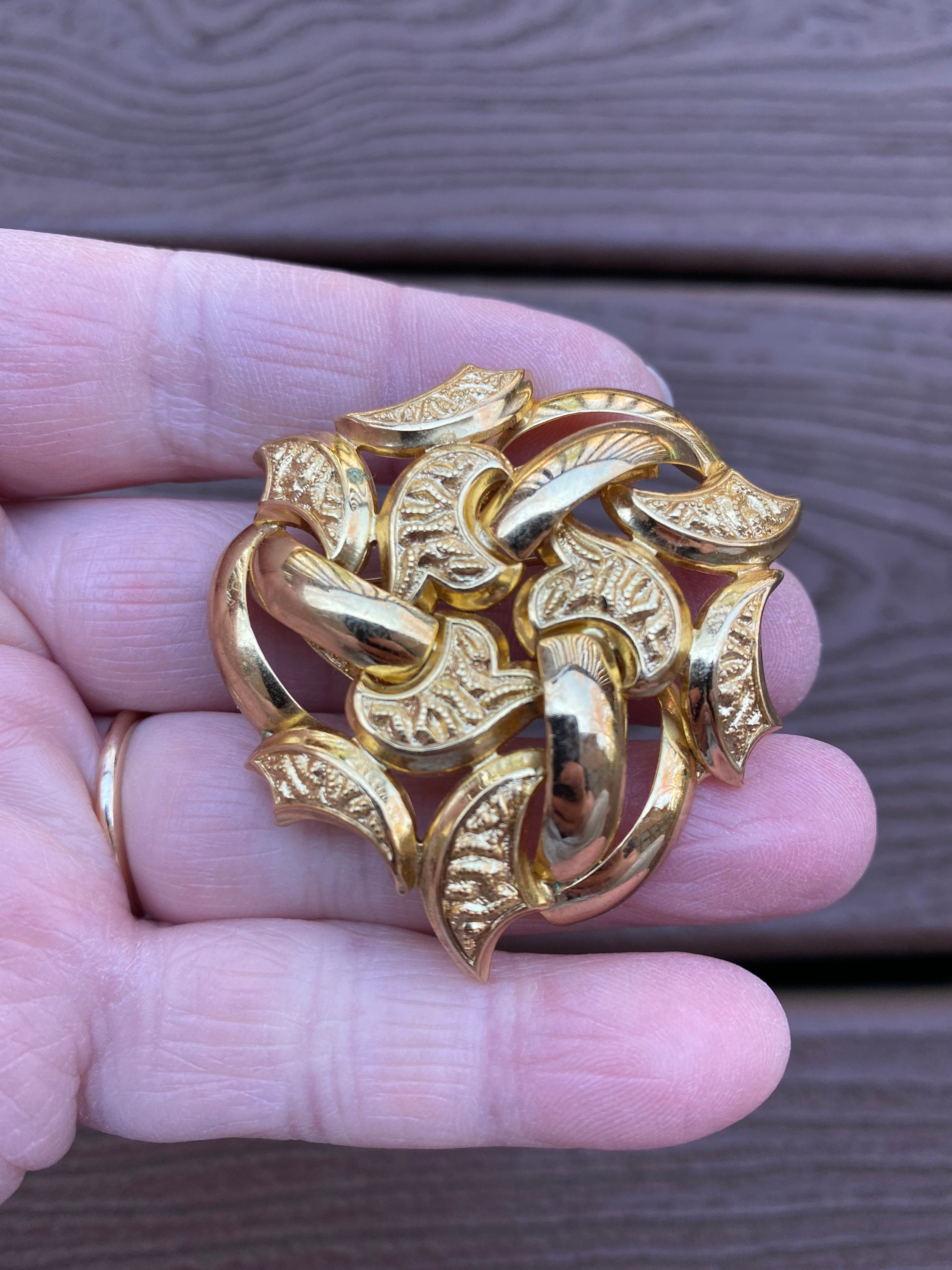 ディオール　Christian Dior ヴィンテージ　ブローチ ヴィンテージジュエリー 1971年 クリスチャン・ディオールのサイン入り