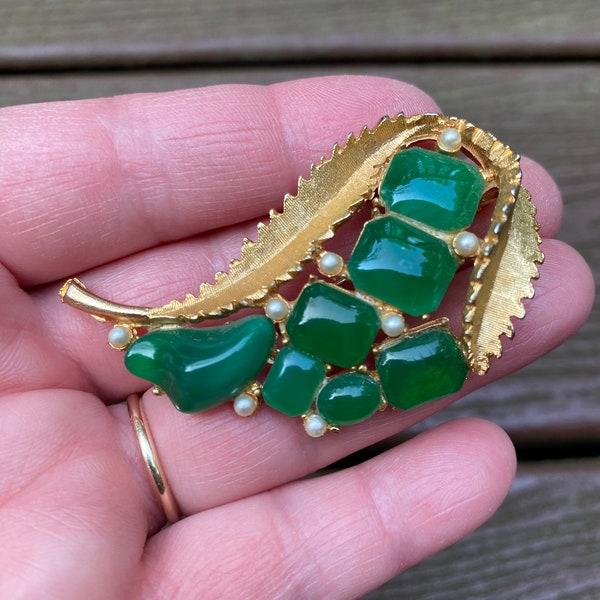 Vintage Jewelry Signed BSK Beautiful Gold Tone and Green Gripoix Jelly with Pearls Pin Brooch