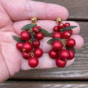 Vintage Jewelry Gorgeous Avon Happy Holly Days Berry Berries Cluster Pierced Dangle Earrings