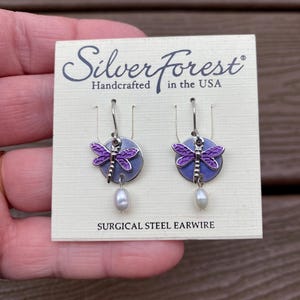 Hermosos aretes colgantes con libélula morada y perla de bosque plateado, joyería vintage, nuevos en caja