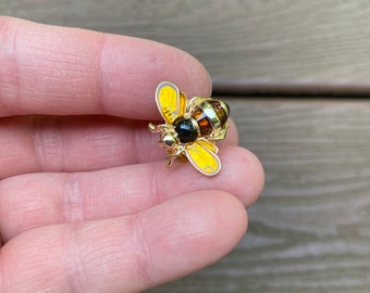 Vintage Jewelry Absolutely Adorable Enamel Bee Insect Pin Brooch