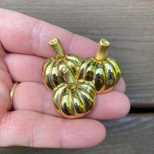 Hermoso broche de tres alfileres de calabaza otoñal en tono dorado de joyería vintage