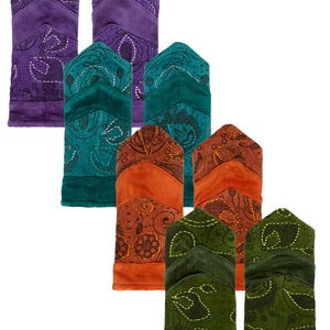 Könnte beinhalten: Satz von sechs bunten Ofenhandschuhen mit Paisley-Muster. Die Handschuhe sind aus Cord und haben ein gestepptes Design.