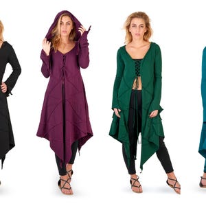 Könnte beinhalten: Vier langärmelige Kapuzenstrickjacken in Schwarz, Lila, Dunkelgrün und Petrol. Jede Strickjacke verfügt über einen Schnürverschluss vorne, einen spitz zulaufenden Saum und sichtbare Nahtdetails auf dem Stoff, getragen über einer schwarzen Leggings.