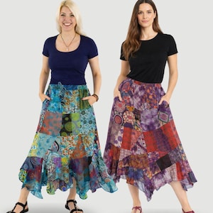 Può includere: Due donne indossano gonne patchwork con tasche. Una gonna è blu e verde, l'altra viola e rossa. Entrambe indossano magliette tinta unita e sandali. Le gonne hanno uno stile bohémien, con diversi motivi.