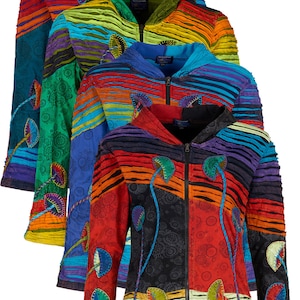 Op de afbeelding: Vier kleurrijke capuchonjacks met een patchwork-ontwerp met strepen en bloemenpatronen. De jacks hebben een ritssluiting en zijn gemaakt van een zachte, comfortabele stof.