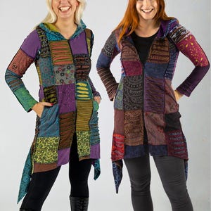 Könnte beinhalten: Zwei Frauen tragen Patchwork-Kapuzenjacken in verschiedenen Farben und Mustern. Die Jacken haben einen Reißverschluss, lange Ärmel und einen asymmetrischen Saum. Sie werden mit schwarzen Leggings und Stiefeln kombiniert.