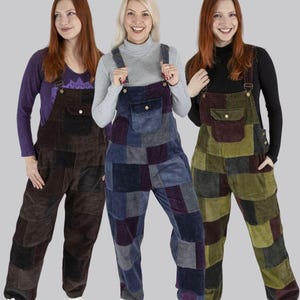 Peut inclure: Trois personnes portant des salopettes en velours côtelé. Les salopettes présentent un motif patchwork dans des tons de marron, bleu, violet et vert. Chaque paire a une poche avant et des bretelles réglables.