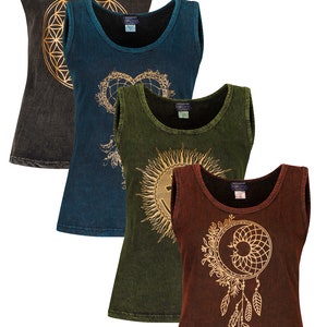 Könnte beinhalten: Vier ärmellose Shirts mit verschiedenen goldenen Designs auf dunklem Hintergrund. Die Designs beinhalten eine Blume des Lebens, ein Herz mit einem Traumfänger, eine Sonne und eine Sichelmond mit einem Traumfänger.
