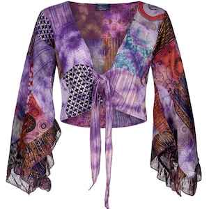 Op de afbeelding: Een top in patchwork-stijl in tinten paars, blauw en oranje. De blouse met lange mouwen heeft een V-hals, een striksluiting en uitlopende mouwen met een gefranjerde zoom. De stof heeft een tie-dye patroon.