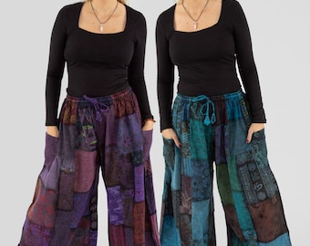 Puede incluir: Dos pantalones anchos de patchwork en tonos morados y turquesas. Los pantalones tienen cintura con cordón y bolsillos. Las modelos llevan tops negros de manga larga y zapatillas blancas. El diseño de patchwork presenta varios patrones y texturas.
