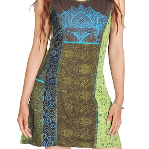 Könnte beinhalten: Ärmelloses Patchwork-Kleid in Grün-, Braun- und Blautönen. Das Kleid hat ein Blumenmuster auf dem Oberteil und gemusterte Einsätze. Das knielange Kleid hat einen runden Ausschnitt.