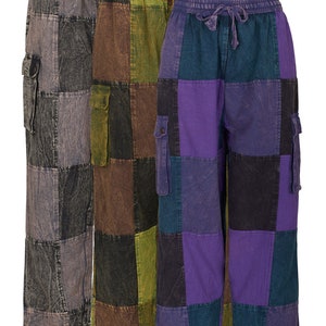 Puede incluir: Tres pantalones cargo de patchwork en tonos grises, marrones, verde oliva y morados. Cada pantalón tiene cintura con cordón y un bolsillo cargo. Los pantalones están hechos de una tela suave y texturizada.