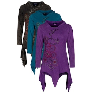 Może przedstawiać: Trzy bluzki z kapturem z długim rękawem w odcieniach brązu, turkusu i fioletu. Każda bluzka ma asymetryczny dół i haftowany kwiatowy i paisley wzór. Bluzki wykonane są z miękkiej, teksturowanej tkaniny.